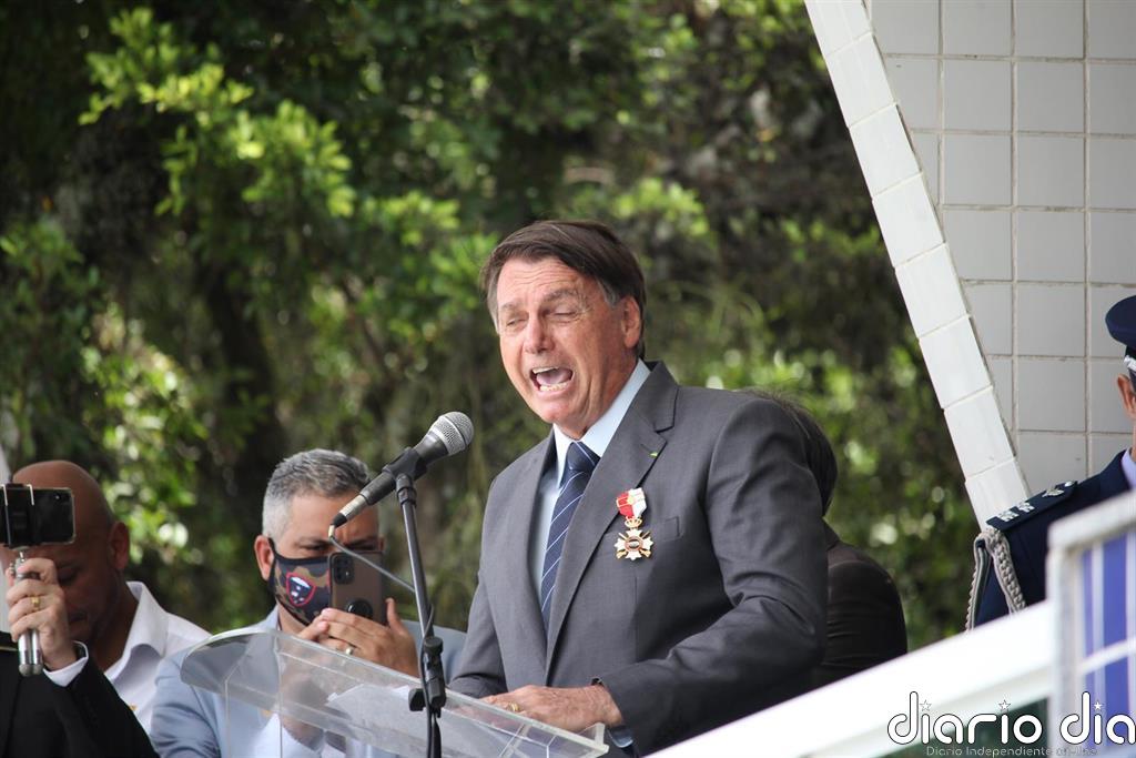 Bolsonaro asegura no sentirse presionado por no tener plazo para vacunación en Brasil