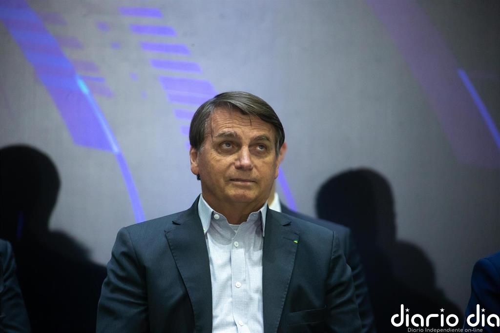 Bolsonaro avisa a los brasileños de que él se exime de cualquier efecto secundario de la vacuna
