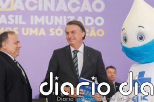 Bolsonaro reconoce "prisa" por una vacuna "segura", pero sus efectos secundarios deben ser "aclarados"