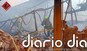 Bomberos dan por controlado el incendio en la fábrica de la Jijonenca en Xixona