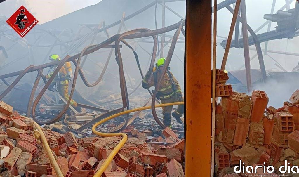 Bomberos dan por controlado el incendio en la fábrica de la Jijonenca en Xixona