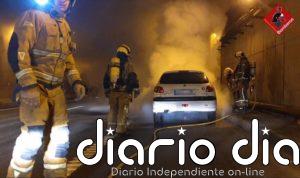Bomberos extinguen el incendio de un vehículo en el Túnel de San Juan (Alicante)