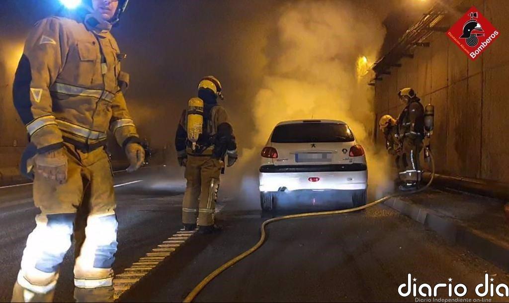 Bomberos extinguen el incendio de un vehículo en el Túnel de San Juan (Alicante)