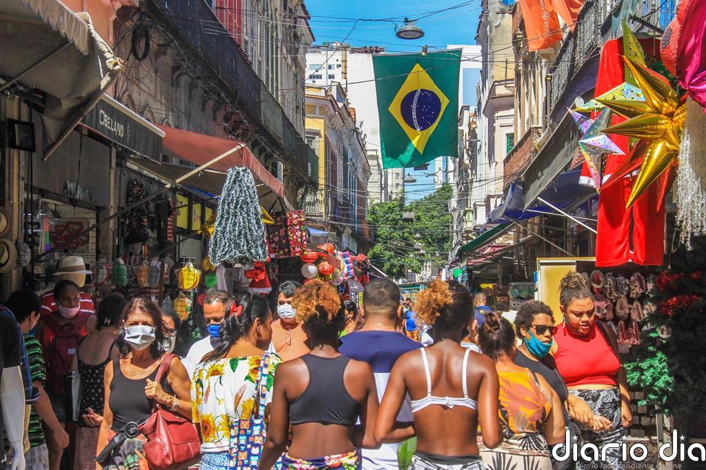 Brasil registra 961 muertes por COVID-19 en un día y espera vacunar desde finales de enero