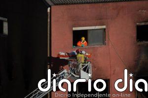 Casado ofrece a Sánchez un pacto de Estado en inmigración tras visitar en Badalona la nave industrial 'okupa' incendiada