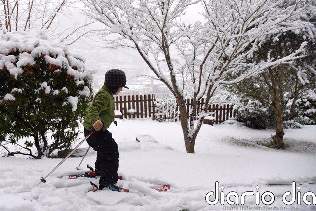 20 escuelas de Lleida y Tarragona no abrirán este lunes por el temporal Un niño esquía en la nieve fruto de la borrasca Filomena, en Sort, Lleida, Cataluña (España), a 9 de enero de 2021.