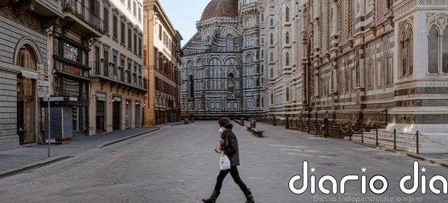 Una solitaria transeunte cruza junto a la turística Plaza del Duomo, en la ciudad italiana de Florencia, vacía por las medidas contra el coronavirus. La industria del turismo se desplomó en 2020 y su recuperación puede demorar varios años. Foto: Francesco Spighi/Unicef
