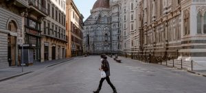 Una solitaria transeunte cruza junto a la turística Plaza del Duomo, en la ciudad italiana de Florencia, vacía por las medidas contra el coronavirus. La industria del turismo se desplomó en 2020 y su recuperación puede demorar varios años. Foto: Francesco Spighi/Unicef