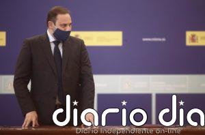 Ábalos critica a Casado por hacer "actos de cara a la galería" y por grabarse "con la pala un ratito"