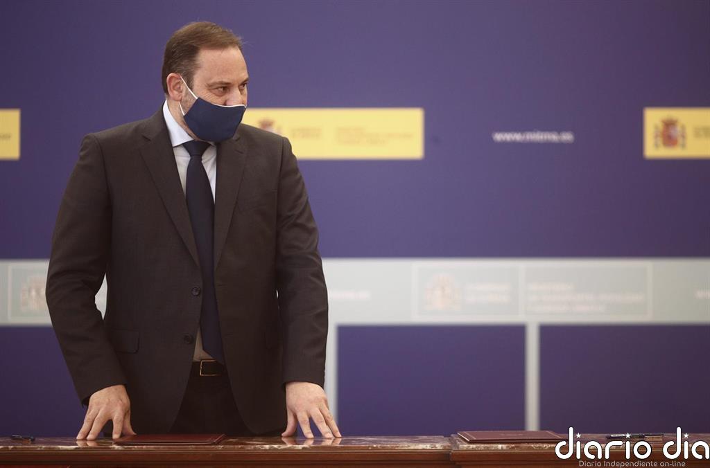 Ábalos critica a Casado por hacer "actos de cara a la galería" y por grabarse "con la pala un ratito"