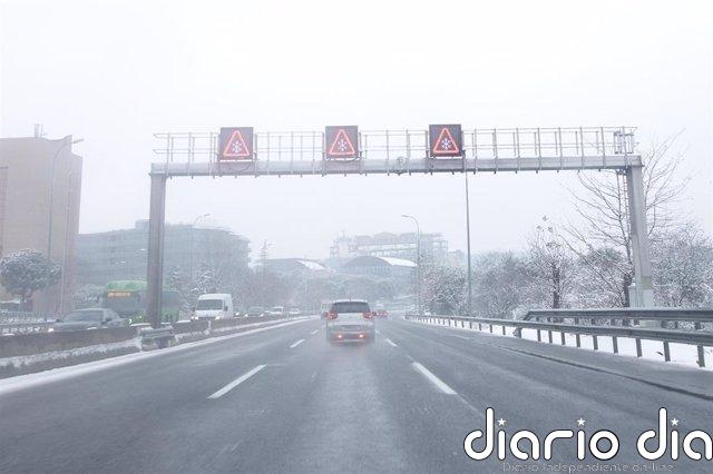 Activada la UME para colaborar en el rescate de personas atrapadas por la nieve en distintas carreteras de la región Anuncio de precaución por nieve en una carretera de la capital en el segundo día de nieve tras el paso de la borrasca Filomena, en Madrid (España), a 8 de enero de 2021.