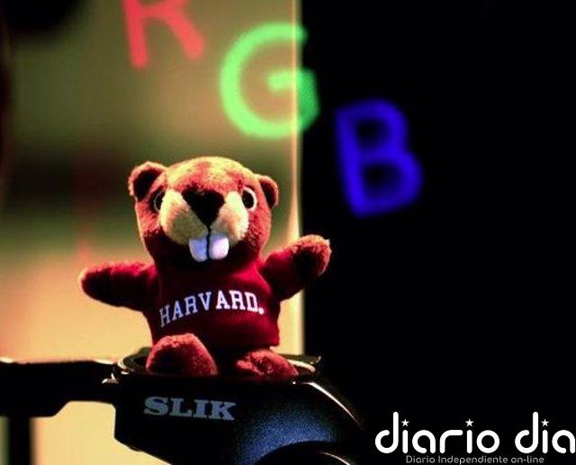 Adiós a las voluminosas lentes de los dispositivos ópticos El resultado de las imágenes de realidad aumentada utiliza la pantalla de escaneo de fibra del ojo cercano a todo color, que muestra una imagen virtual de color RGB flotando en una escena del mundo real.