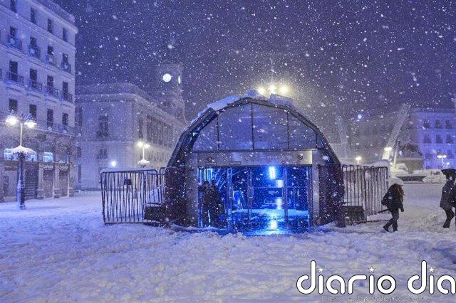 Almeida pide al Gobierno "abrir lo antes posible" Cercanías porque es "absolutamente vital para la comunicación" Una de las salidas de la estación de metro y cercanías de Sol, cubierta de nieve por la borrasca Filomena, en Madrid (España) a 9 de enero de 2021.