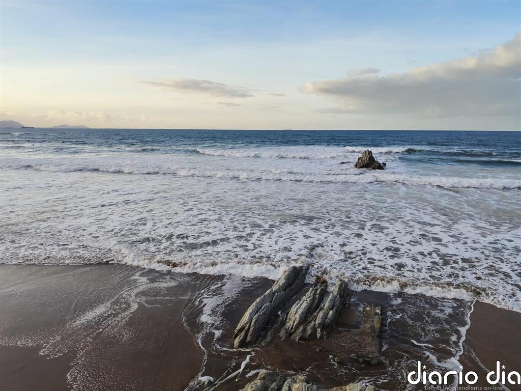 Ambiente soleado, rachas fuertes de viento del sur y temperaturas máximas de 17 grados este martes en Euskadi