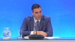 Una persona pasa junto a la tienda Apple en la Puerta del Sol 