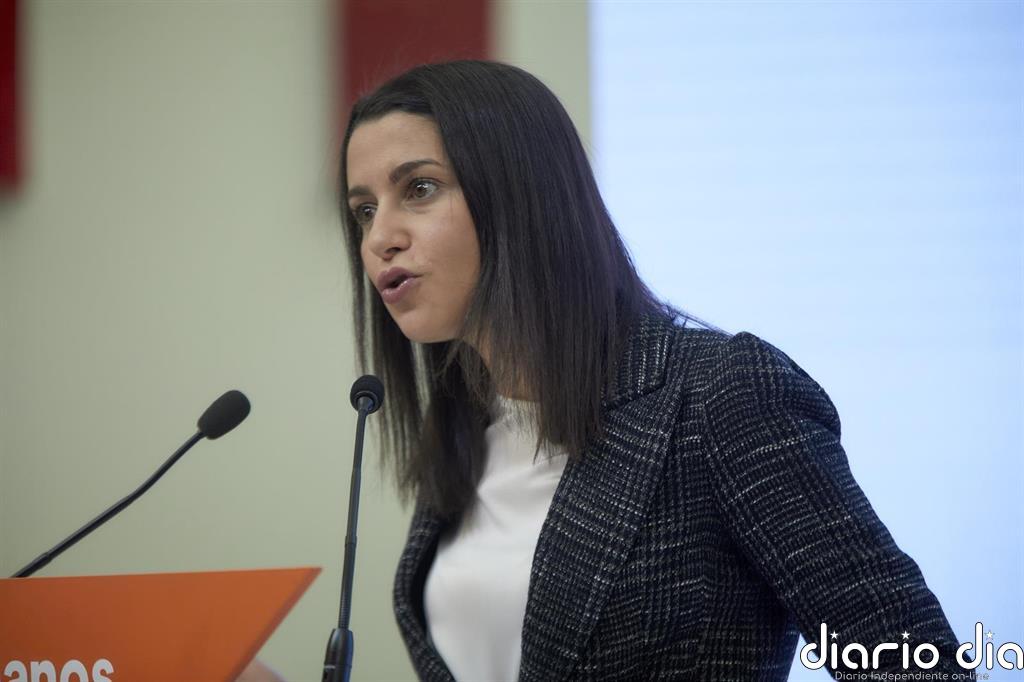 Arrimadas afirma que el PSC nunca podrá sustituir en Cataluña a Ciudadanos, "siempre firme contra el nacionalismo"