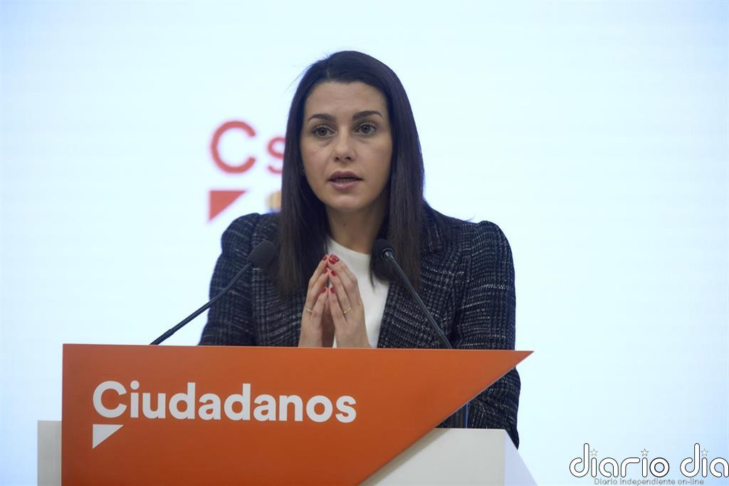 Arrimadas rechaza que los miembros del Gobierno se vacunen antes que colectivos vulnerables como plantea Almeida