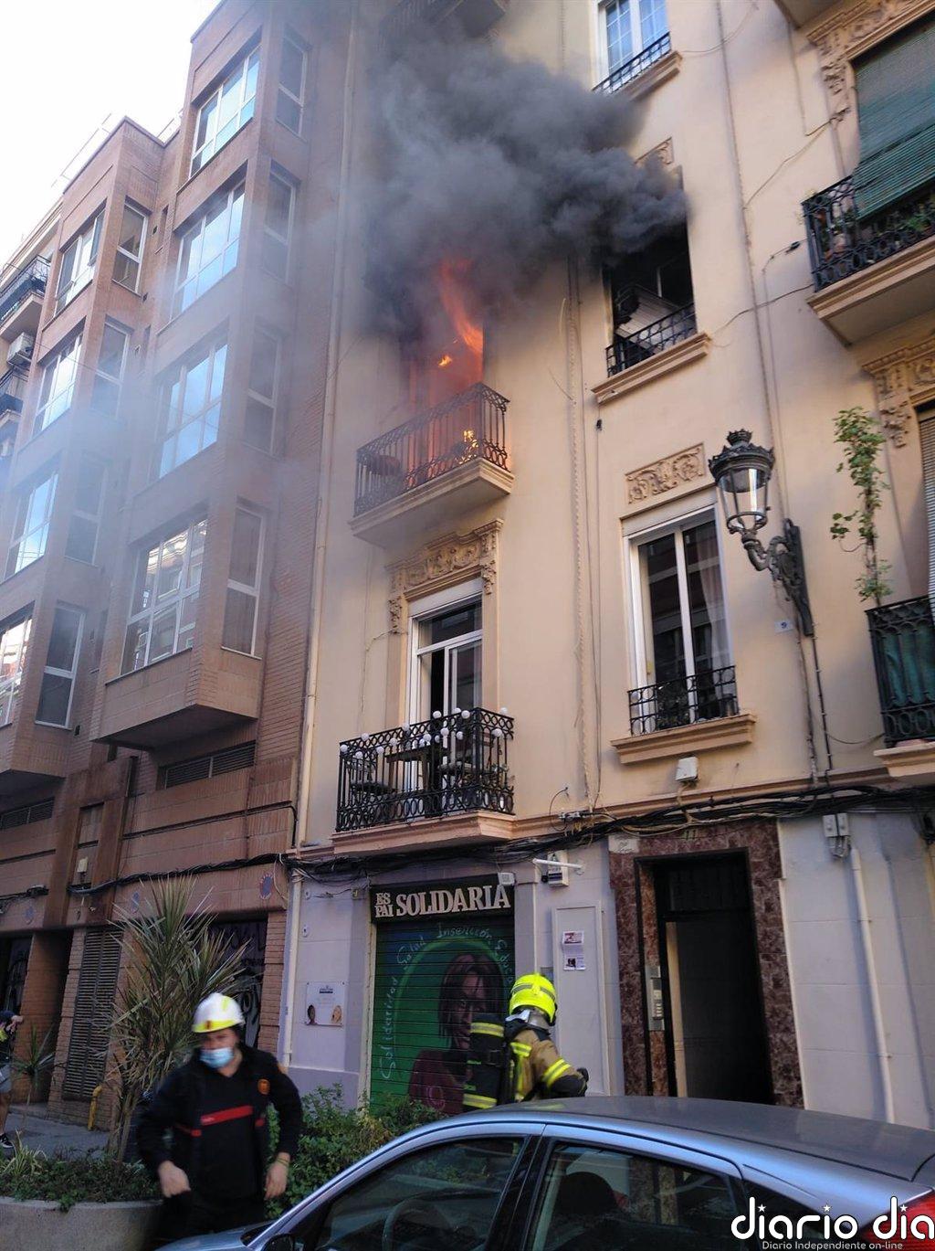 Atendidas dos personas en el incendio de una vivienda en València