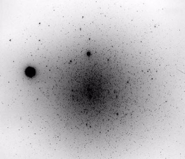 Auge y ocaso de una rara danza estelar documentada desde el siglo XIX Imagen de una placa fotográfica de 1945, que fue digitalizada para el catálogo Digital Access to a Sky Century de Harvard, o DASCH