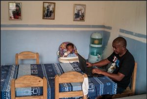 El número de trabajadores compelidos a laborar desde sus domicilios aumenta con la pandemia covid-19 y seguirá creciendo en los próximos años, por lo que la OIT pide facilitar su acceso a la economía formal para que cese su "invisibilidad". Foto: BM