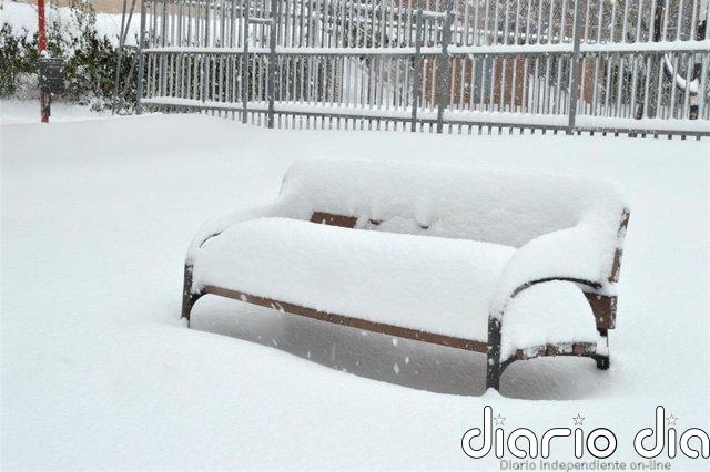 Ayuso habla de tres fallecidos durante el temporal en Madrid aunque dice que hay que aclarar si se deben a otras causas Banco completamente cubierto de nieve en el Parque de Castilla-La Mancha de Alcobendas.