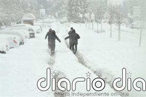 Ayuso pide a los ciudadanos que ayuden a retirar toda la nieve posible antes de que se convierta en placas de hielo