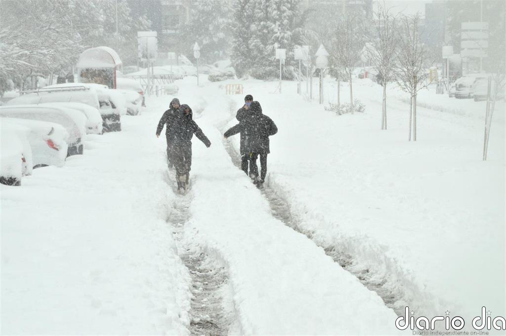 Ayuso pide a los ciudadanos que ayuden a retirar toda la nieve posible antes de que se convierta en placas de hielo