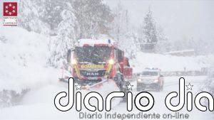 Bomberos abren el acceso a una masía donde había quedado incomunicado por la nieve un matrimonio de ancianos