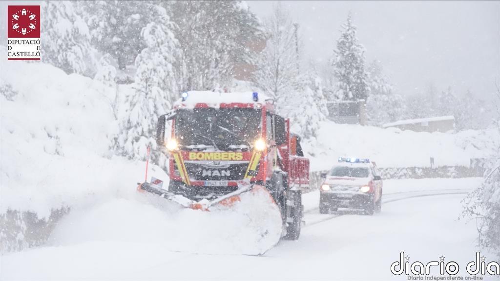 Bomberos abren el acceso a una masía donde había quedado incomunicado por la nieve un matrimonio de ancianos