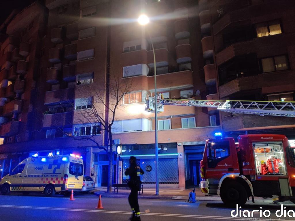 Bomberos socorren a un hombre positivo por Covid que se había caído en su domicilio en la calle Vara de Rey de Logroño