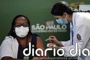 Brasil tilda de "maniobra de marketing" la primera vacuna contra el coronavirus suministrada en Sao Paulo