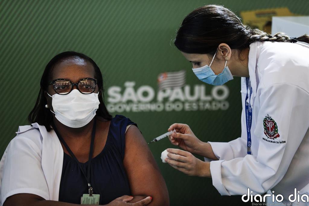 Brasil tilda de "maniobra de marketing" la primera vacuna contra el coronavirus suministrada en Sao Paulo