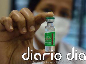 Bruselas insta a AstraZeneca a enviar dosis desde Reino Unido si tiene problemas en una fábrica de la UE