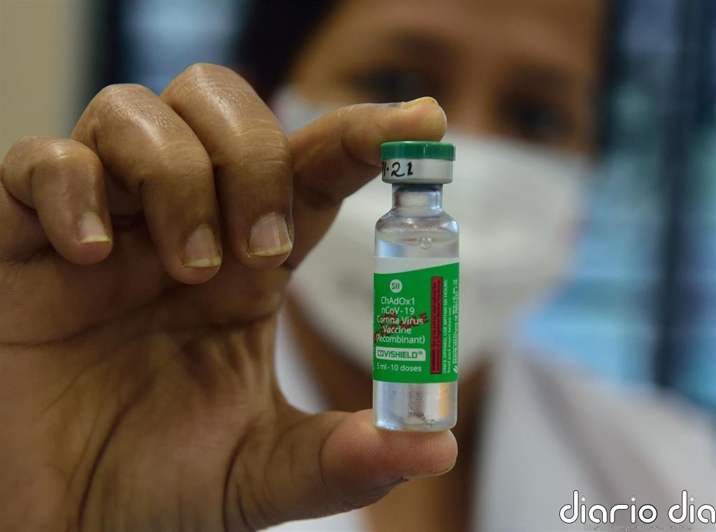 Bruselas insta a AstraZeneca a enviar dosis desde Reino Unido si tiene problemas en una fábrica de la UE