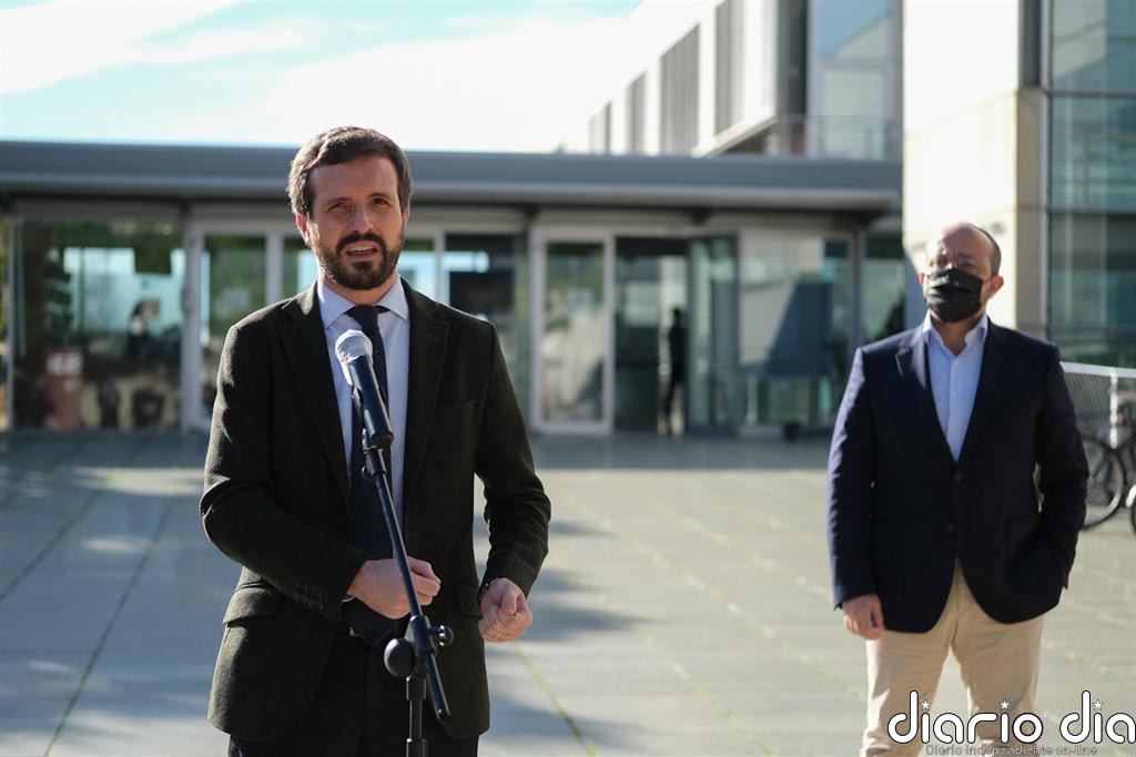Casado equipara el "populismo" de Vox y Podemos porque unos justifican asaltar al Capitolio y otros rodear el Congreso