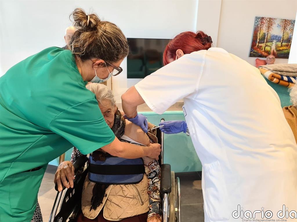 Casi el 30% de los usuarios y trabajadores de las residencias de Canarias ya se ha vacunado