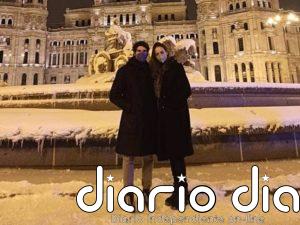 Cayetano Rivera y Eva González pasean su amor por el centro de Madrid nevado