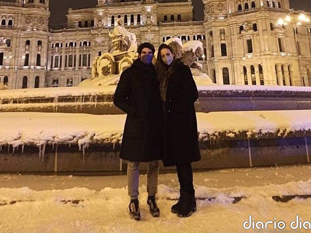 Cayetano Rivera y Eva González pasean su amor por el centro de Madrid nevado