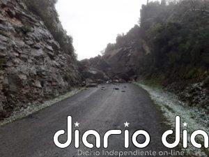 Cortada por un desprendimiento de tierra y piedras la carretera que da acceso a O Piornedo (Lugo)