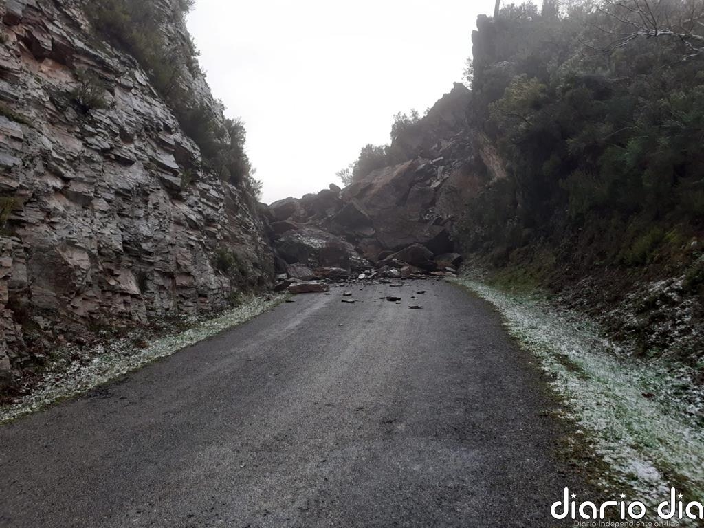 Cortada por un desprendimiento de tierra y piedras la carretera que da acceso a O Piornedo (Lugo)