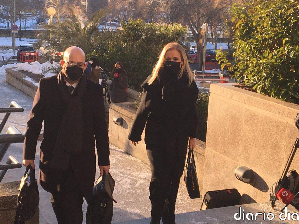 Cristina Cifuentes, en el banquillo acusada de falsear el acta que acreditaba su TFM