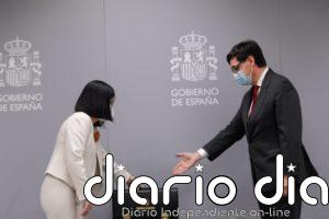 Darias recibe la cartera de Sanidad de manos de Illa centrada en combatir el coronavirus como "una guerra sin tregua"