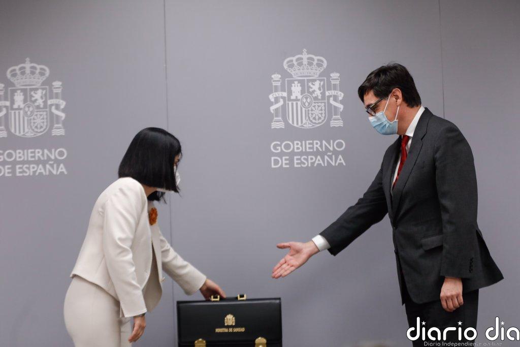 Darias recibe la cartera de Sanidad de manos de Illa centrada en combatir el coronavirus como "una guerra sin tregua"