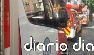 Desalojado un matrimonio de un bloque de pisos del centro de Almería por un incendio