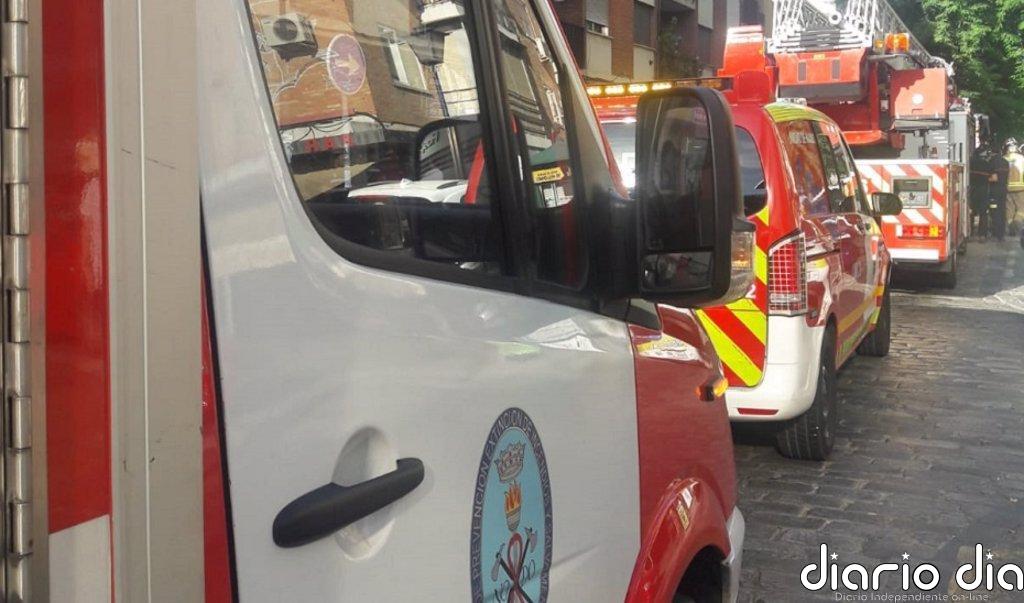 Desalojado un matrimonio de un bloque de pisos del centro de Almería por un incendio