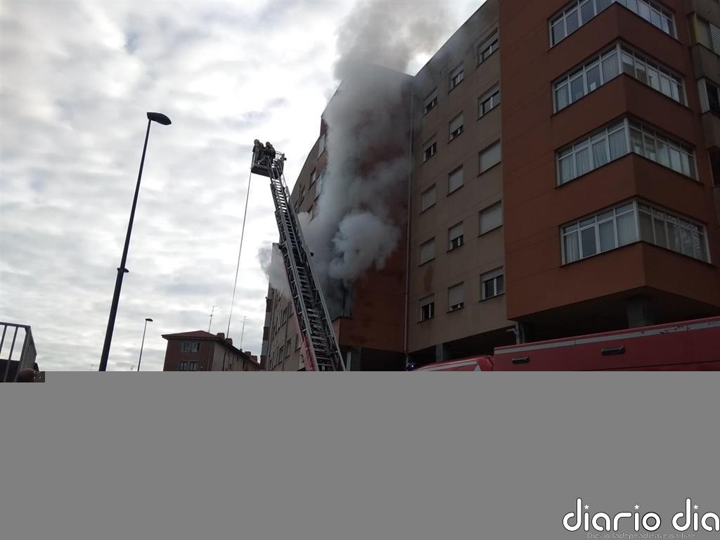 Desalojados por un incendio los vecinos de un edificio de la calle Rontegi de Barakaldo (Bizkaia)