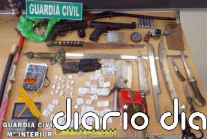 Desmantelado un punto de venta de drogas en Adra (Almería) con un detenido y el decomiso de pistolas y espadas