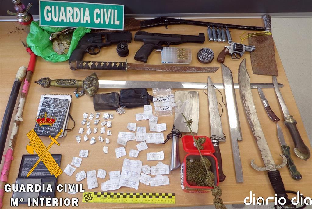 Desmantelado un punto de venta de drogas en Adra (Almería) con un detenido y el decomiso de pistolas y espadas