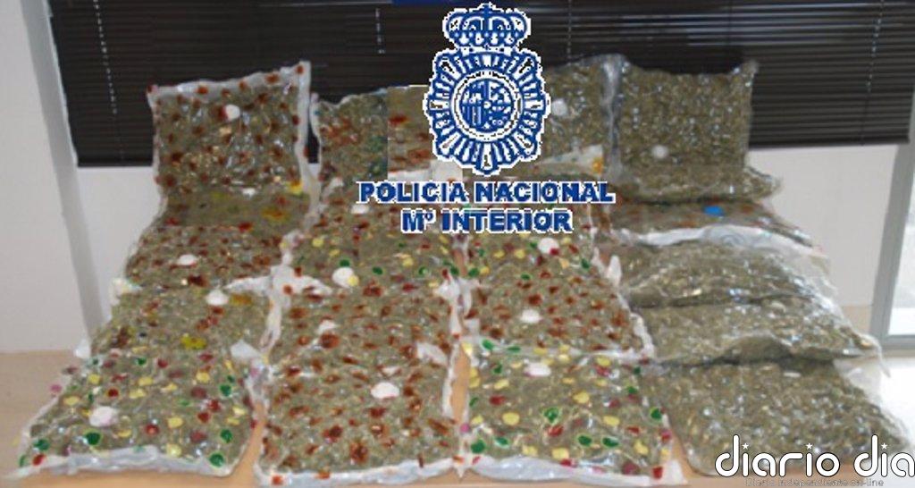 Detenido en Granada un varón que pretendía enviar a Reino Unido cinco paquetes de marihuana ocultos entre cojines