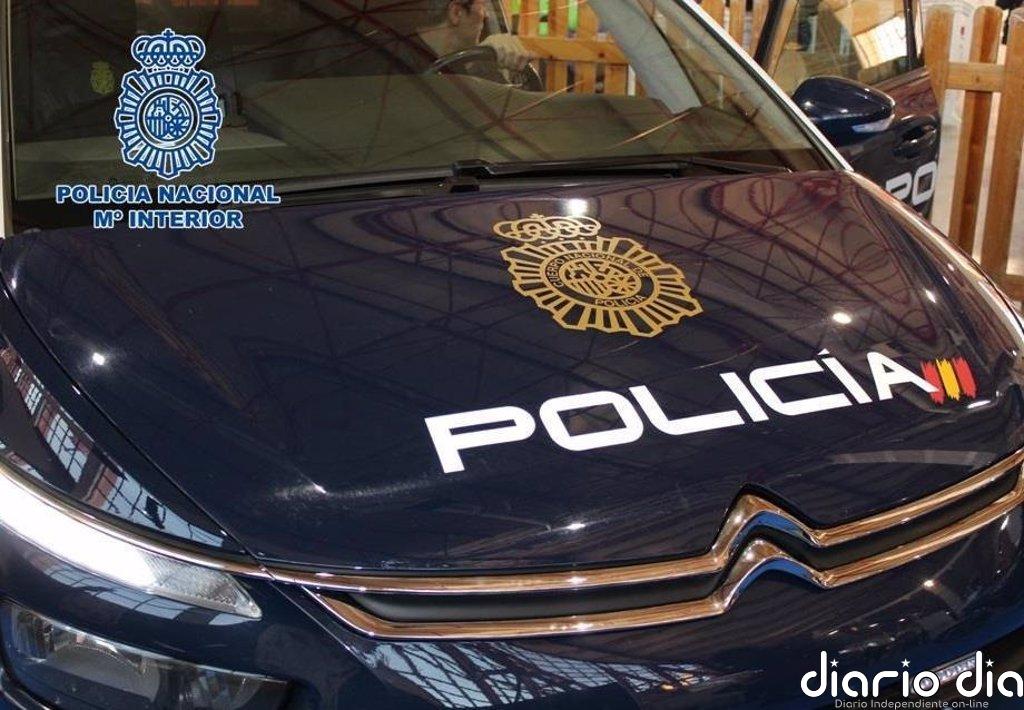 Detenidos dos hombres tras abordar a un hombre y golpearle con un palo para robarle la cartera en València